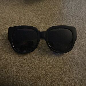 Gucci sunglasses black . Large logo on the sides